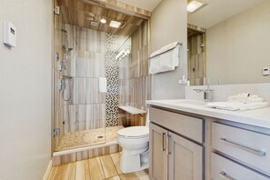 Free toiletries, hair dryer, towels - Renovated condo with deck, mountain view, fireplace & gorgeous kitchen (Crested Butte)