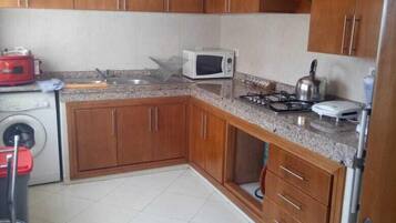 Duplex, 3 Bedrooms | Private kitchen | Full-size fridge, microwave, oven, stovetop