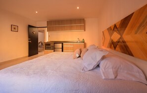 Studio Deluxe - 1 kingsize-säng - pentry | Sängtillbehör av högsta kvalitet, skrivbord och mörkläggningsgardiner