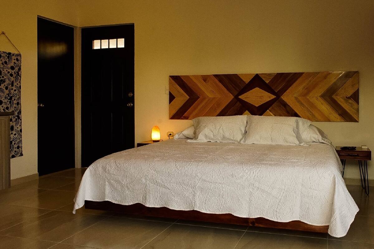 Estudio Deluxe, 1 cama de matrimonio grande, terraza | Ropa de cama de alta calidad, escritorio, cortinas opacas y wifi gratis
