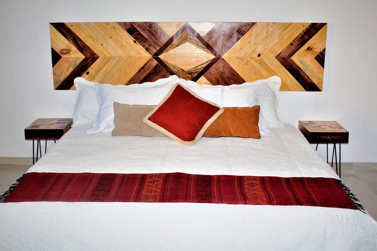 Estudio Deluxe, 1 cama de matrimonio grande, cocina básica | Ropa de cama de alta calidad, escritorio, cortinas opacas y wifi gratis