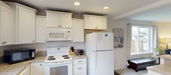 Newly remodeled house w/ entertainment & bikes - walk to the beach