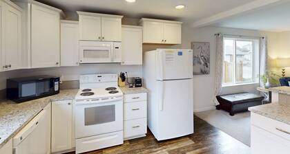 Newly remodeled house w/ entertainment & bikes - walk to the beach