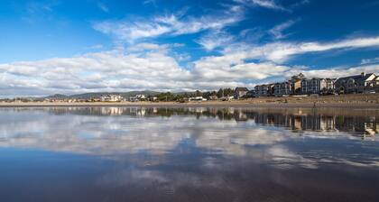 Äskettäin uusittu, perheystävällinen talo, jossa viihdettä - kävele rannalle!