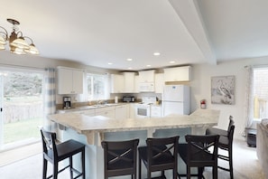 ثلاجة، ميكروويف، فرن، موقد طهي مسطح