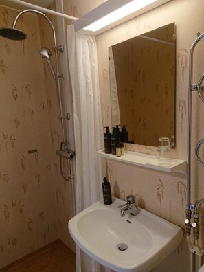 Shower, free toiletries, hair dryer, towels - Övik Eventhotell (Ornskoldsvik)