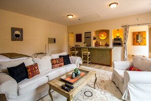 TV, books - Romantic Sedona Casita + Stargazing Hot Tub. Red Rock Views & steps from trails! (Sedona)