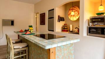 Kjøleskap, mikrobølgeovn, kokeplater og oppvaskmaskin