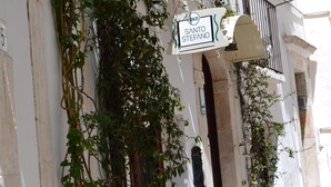 Un edificio con un letrero que dice "SANTO STEFANO" y el logotipo de una casa rural.