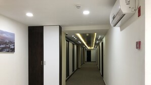 Un pasillo largo, un armario oscuro y un cuadro en la pared.