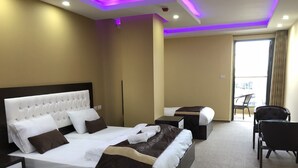 Una habitación de hotel con una cama grande, un escritorio y una silla.