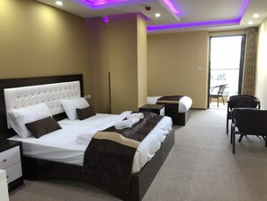 Habitación triple Deluxe, varias camas, no fumadores | 3 dormitorios, minibar con artículos gratuitos, caja fuerte