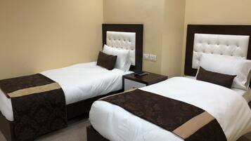 Phòng 4 Deluxe, nhiều giường, không hút thuốc | 3 phòng ngủ, minibar với thức uống miễn phí, két bảo mật tại phòng