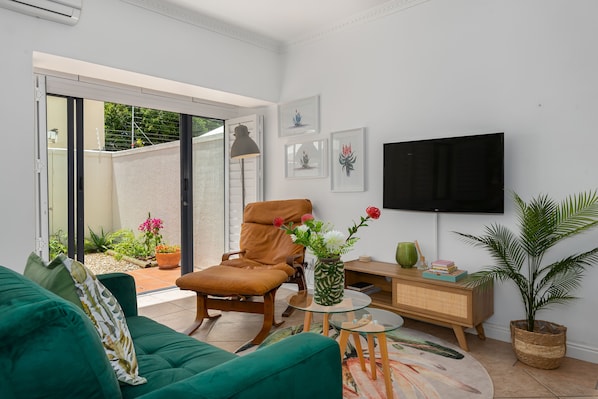 Comfort Studio, 1 Queen Bed, Non Smoking | Living area | Flat-screen TV - Planet Africa 19 (Cape Town)