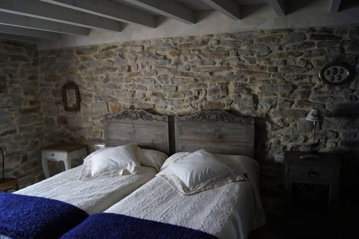 Cunas gratuitas, camas extra, wifi gratis y ropa de cama