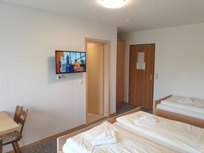 Standard Triple Room | Hypo-allergenic bedding, desk, cots/infant beds, free WiFi