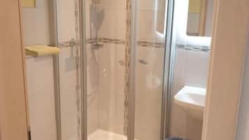 Standard-Dreibettzimmer | Badezimmer | Dusche, Handtücher