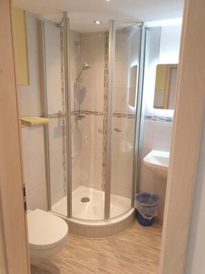 Standard Triple Room | Bathroom | Shower, towels