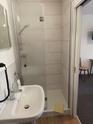 Standard Double Room | Bathroom | Shower, towels - Gasthaus und Pension Stanek (Hofkirchen)