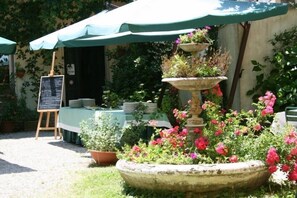 Déjeuner et dîner servis sur place, spécialités Cuisine locale