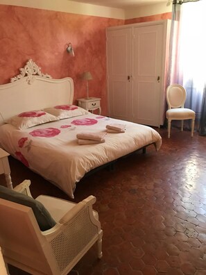 Didekorasi berbeda-beda dan dilengkapi dengan perabotan berbeda-beda