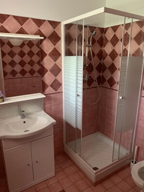 Ducha, artículos de higiene personal gratuitos y secador de pelo