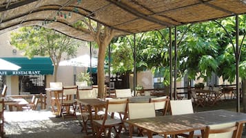Lunch and dinner served, local and international cuisine