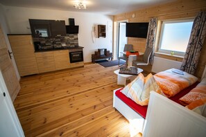 Apartment (Nr.1) | Individually decorated, soundproofing, cribs/infant beds, free WiFi - Ferienwohnungen Mamauwiese (Gutenstein)