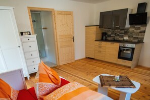 Apartment (Nr.1) | Individually decorated, soundproofing, cots/infant beds, free WiFi - Ferienwohnungen Mamauwiese (Gutenstein)