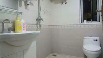 Design Quadruple Room | Bathroom | Shower, rainfall showerhead, free toiletries, hair dryer