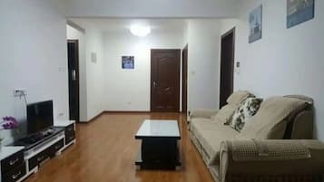 Habitación cuádruple de diseñador | Área de sala de estar | Televisión