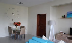 Appartement, 3 chambres, non-fumeur | Restauration dans la chambre