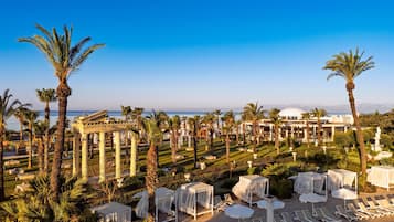 Plage, chaises longues, parasols, serviettes de plage