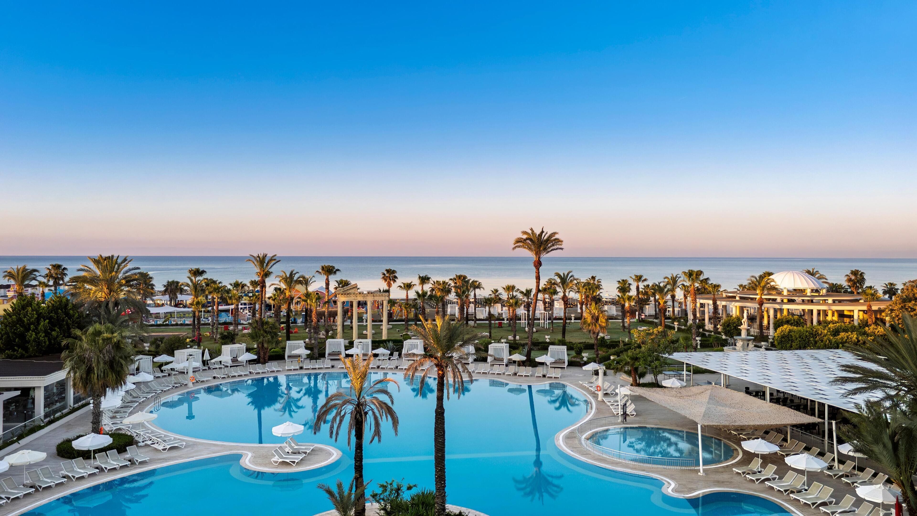 Una piscina cubierta, 2 piscinas al aire libre, sombrillas, tumbonas