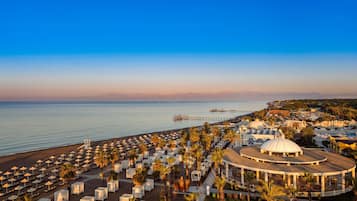 Plage, chaises longues, parasols, serviettes de plage