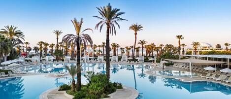 Una piscina cubierta, 2 piscinas al aire libre, sombrillas, tumbonas
