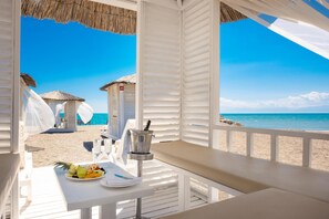 On the beach, sun loungers, beach umbrellas, beach towels - Selectum Noa Belek (Ex. Cesar's Temple De Luxe) (Serik)