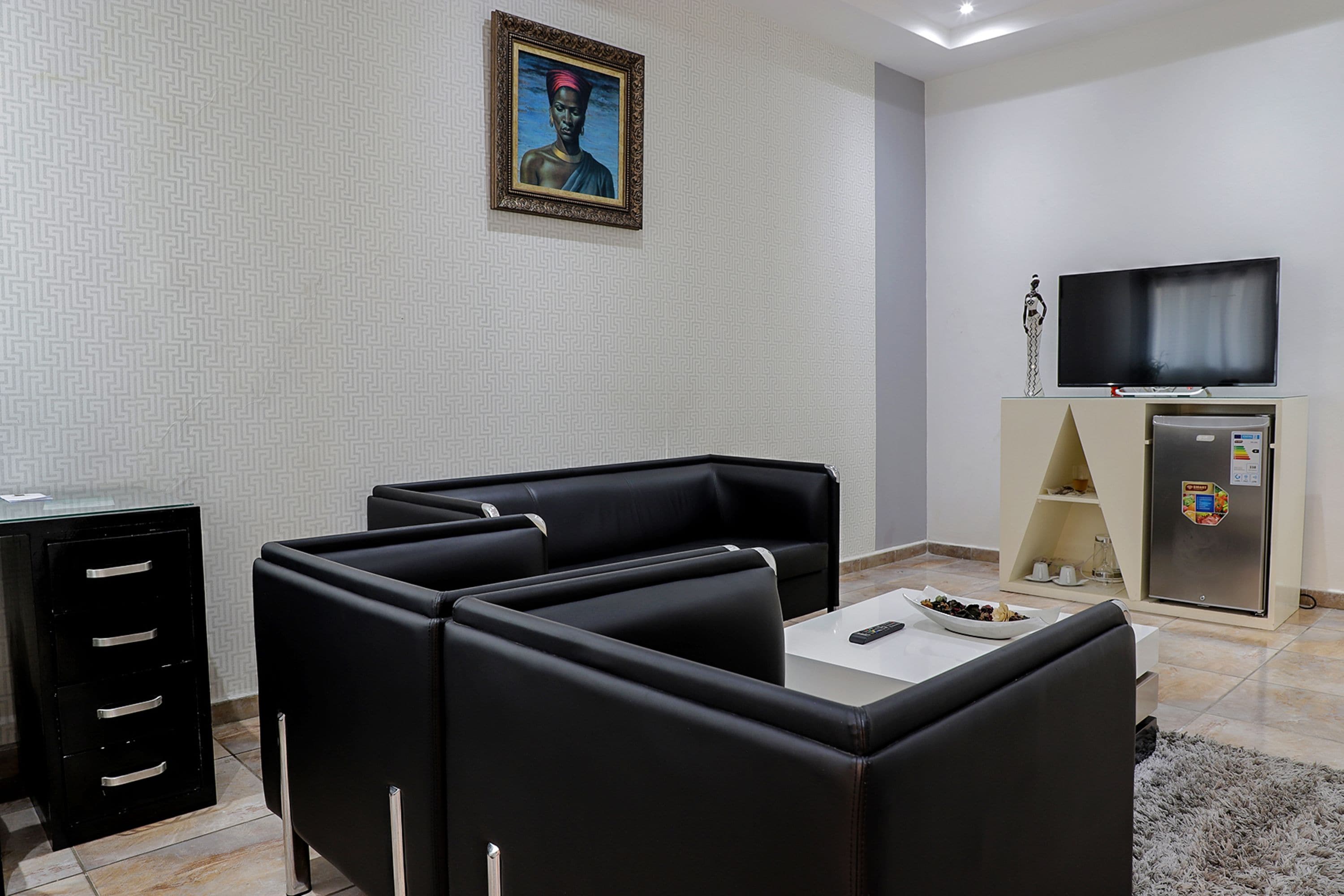 Phòng Suite Junior, 1 giường cỡ king | Khu phòng khách | TV 42-inch có truyền hình vệ tinh 