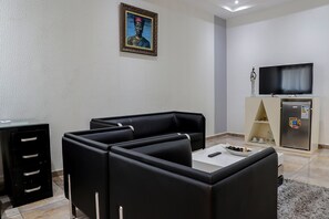 Suite Junior, 1 très grand lit | Coin séjour | Télévision de 42 pouces avec chaînes par satellite