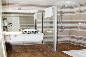 Superior Room, 1 King Bed, Non Smoking, Balcony | Bathroom | Deep soaking tub, rainfall showerhead, free toiletries, bidet - Miliet Hotel (Abidjan)