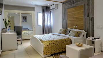 Habitación superior, 1 cama King size, para no fumadores, balcón | Sábanas de algodón egipcio, ropa de cama de alta calidad y minibar