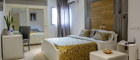 Superior Room, 1 King Bed, Non Smoking, Balcony | Egyptian cotton sheets, premium bedding, minibar, in-room safe