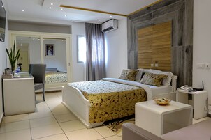 Superior-huone, 1 suuri parisänky, tupakointi kielletty, parveke | Egyptinpuuvillaiset lakanat, ylelliset vuodevaatteet, minibaari