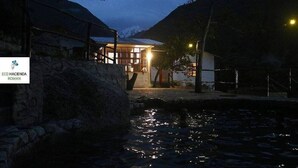 Hồ bơi ngoài trời