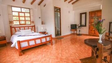 Cubrecamas, colchones Select Comfort y escritorio