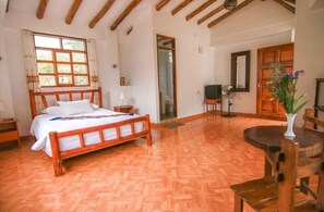 Suite estudio superior, 1 cama de matrimonio grande, baño privado, vistas a la montaña | Edredones de plumas, colchones Select Comfort, escritorio
