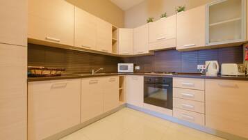 Apartamento, 2 quartos | Cozinha privada | Geladeira grande, fogão, torradeira