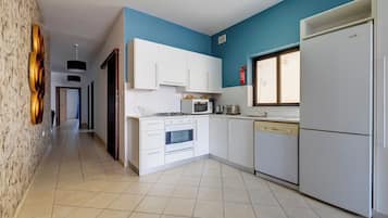 Apartamento, 2 habitaciones, balcón | Cocina privada | Frigorífico grande, microondas, horno y placa de cocina