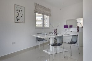 Appartement, 2 chambres | Repas dans la chambre