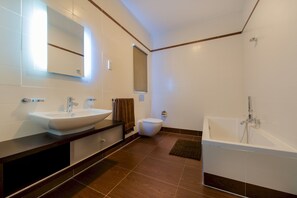 Apartment (3 Bedrooms) | Bathroom | Shower, hair dryer, towels